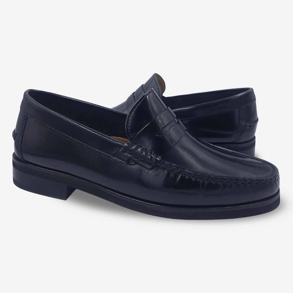 Mirrored pair of Florsheim Berkley Flex Black Moccasins.